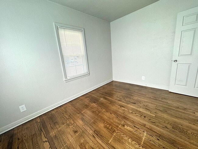 Building Photo - Adorable two-bedroom One-bathroom house located in the Kendall-Whittier neighborhood!