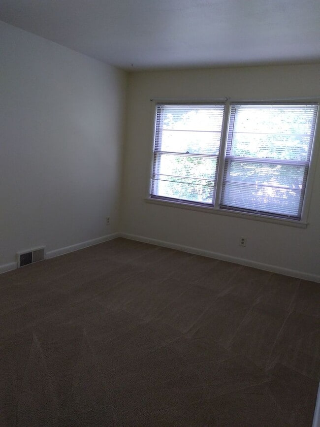 Building Photo - Charming Midvale Heights Ranch