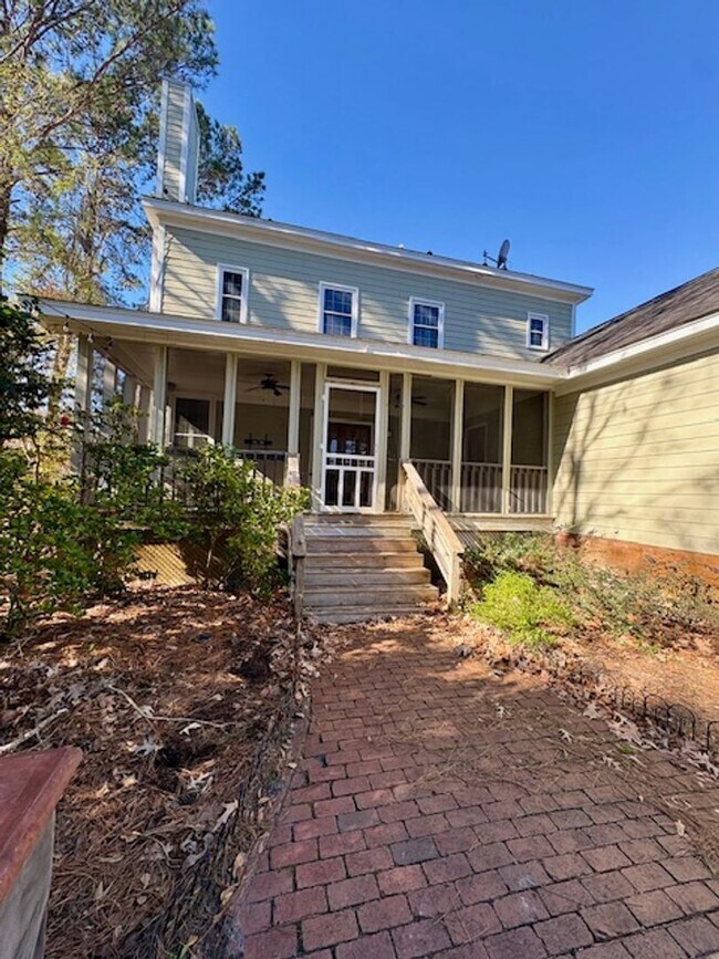 Building Photo - Spacious Five Bedroom Home in Mount Pleasant