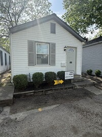 Building Photo - 2 bedroom, 1 bathroom House deep in the heart of the Highlands.
