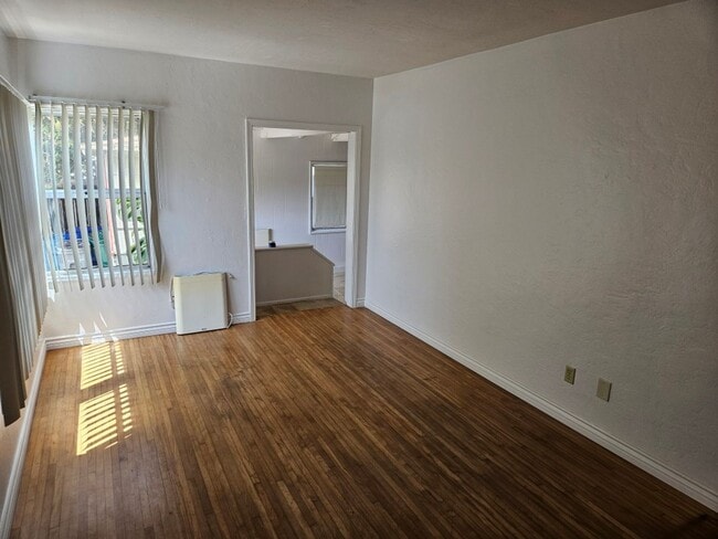 Building Photo - 2 Bedroom - 1 Bathroom home in Bay Park