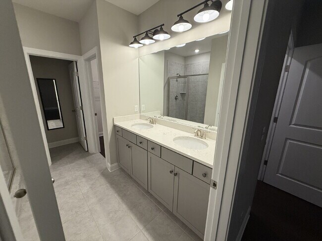 Building Photo - "Charming 3-Bedroom Retreat with 2 Baths w/bonus room and fenced yard!!