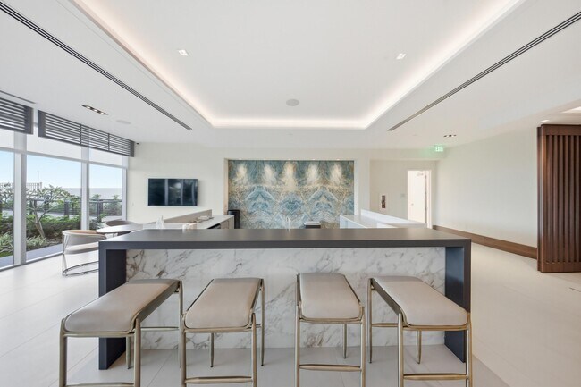 Building Photo - 220 Lake Shore Dr