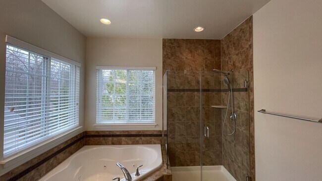Building Photo - 5-Bedroom Colonial in Lake Ridge