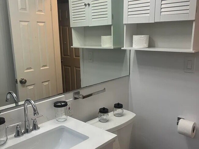 Building Photo - "Charming 1-Bedroom Oasis in Prime Santa Monica Location – Cozy 576 Sq Ft Gem!"