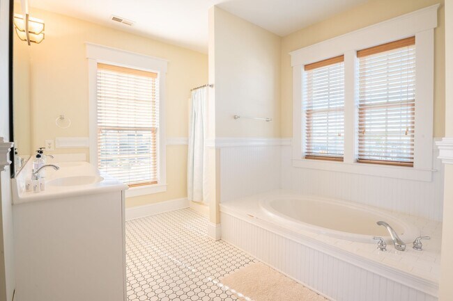 Building Photo - ENJOY OCEAN BREEZES FROM THIS FURNISHED OFF-SEASON OCEAN VIEW CONDO W/BALCONIES