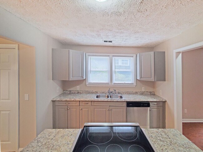 Building Photo - Beautifully Updated 4-Bedroom Home Near Mo...