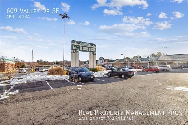 Building Photo - 609 Valley Dr SE