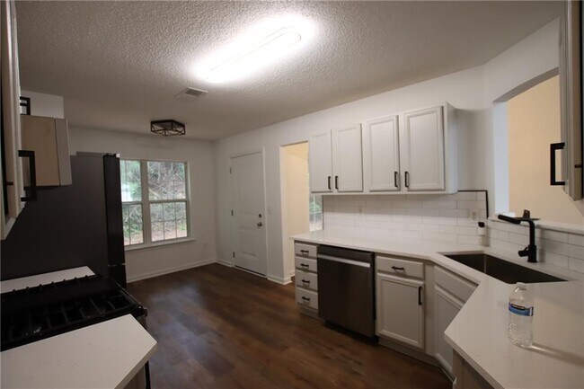 Building Photo - 2256 Dresden Green