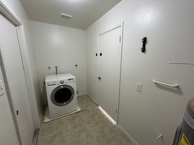 Building Photo - 2060 W Peralta Ave