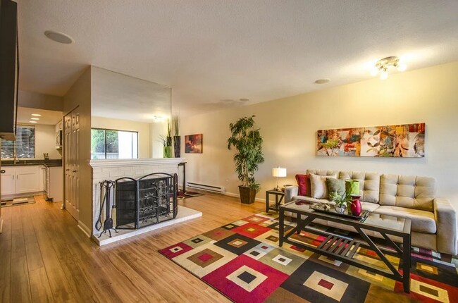Building Photo - Welcome to this charming townhouse