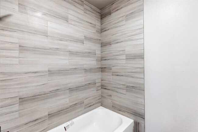 Building Photo - 10445 Wicklowe St