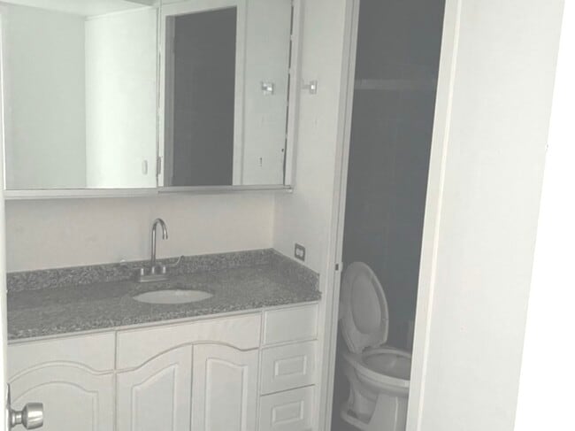 Building Photo - 300 N State St