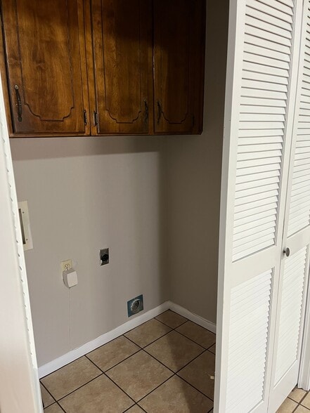 Building Photo - 4711 Lois Ln