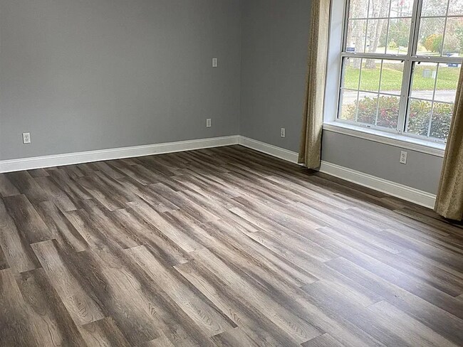 Building Photo - 3/2.5 bath home with large yard!