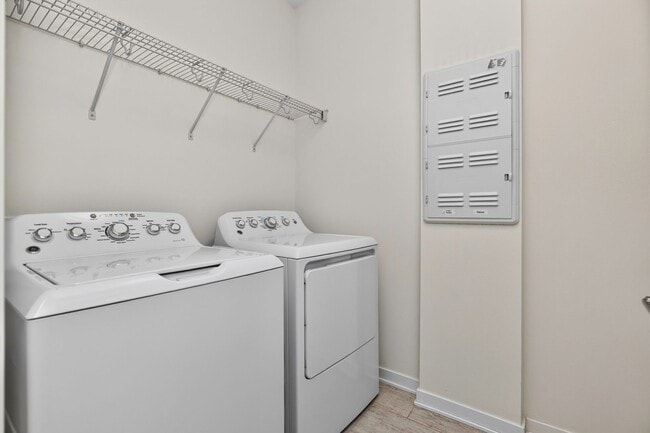 Building Photo - LUXURY TOWNHOME!! 3 Bedroom, 2.5 Bathroom Townhome in Des Moines!