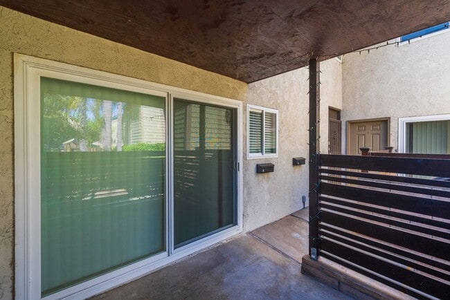 Building Photo - Beautiful remodeled 2 bed 2 bath townhome ...