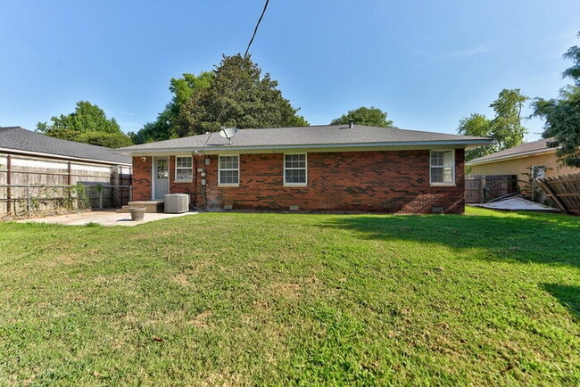 Building Photo - Fully Renovated 4 Bed, 2 Bath Near Campus!