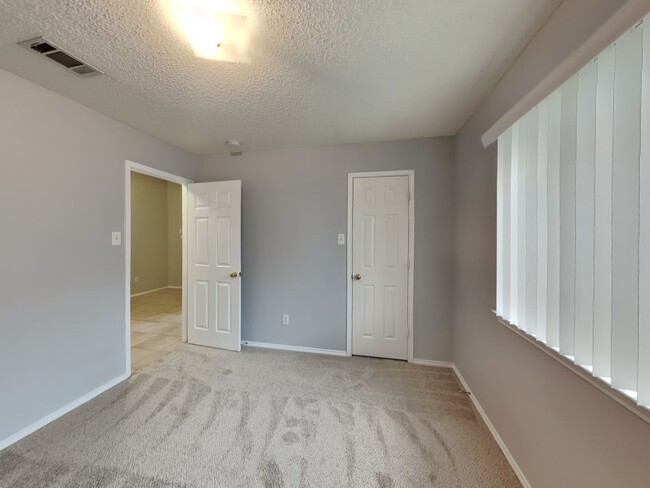 Building Photo - Spacious 3-Bedroom Home with Fireplace & Easy Access to Downtown Fort Worth