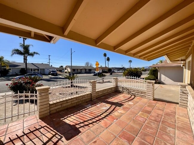 Building Photo - 55+ 2 bedroom 2 bathroom Sun City home for LEASE!