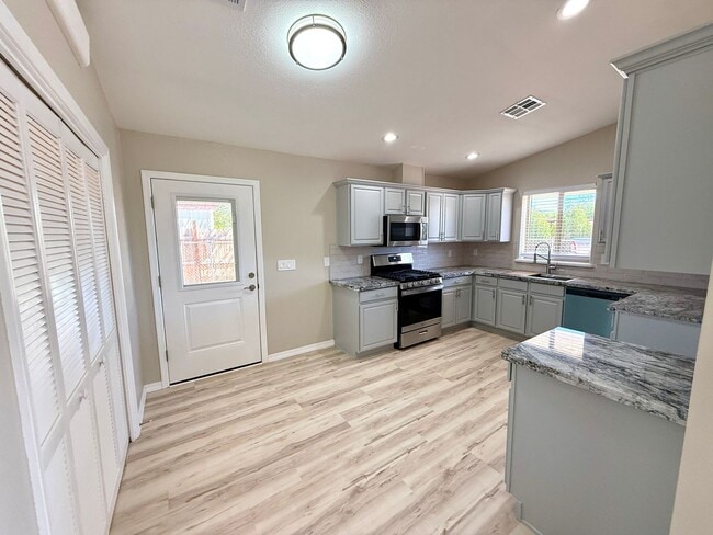 Building Photo - Beautifully Updated 3 Bedroom, 2 Bathroom ...