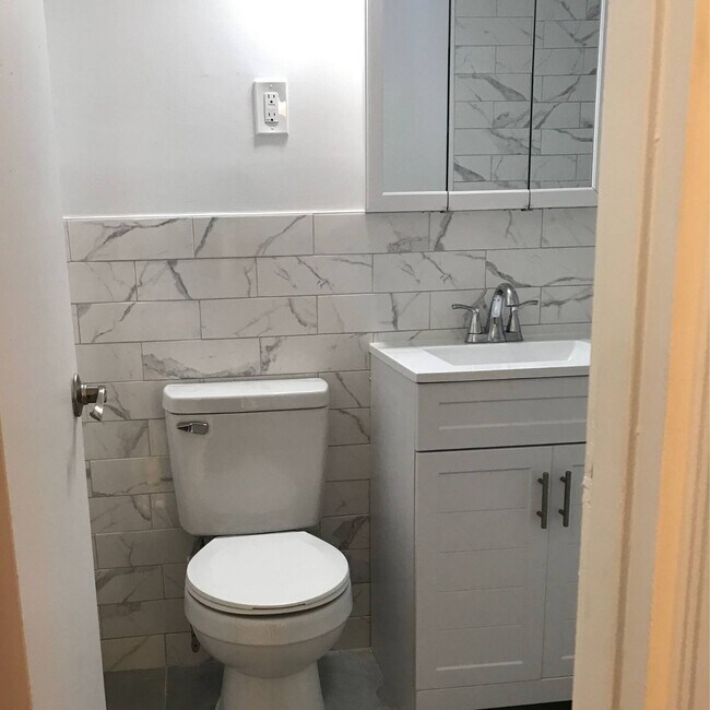 Building Photo - 1199 E 53rd St