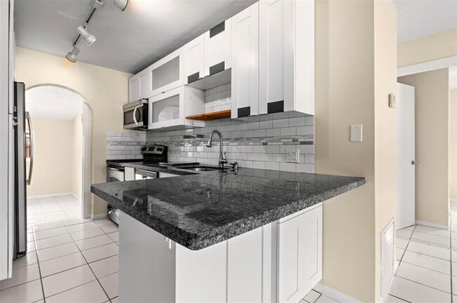 Building Photo - 1415 NE 25th St