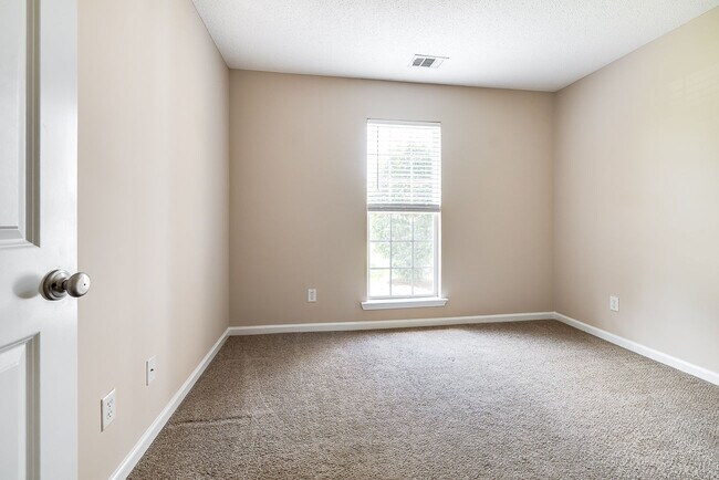 Building Photo - 868 Young Way