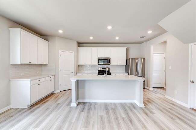 Building Photo - 218 Glass Mountains Wy