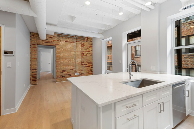 Building Photo - 4637 N Ashland Ave