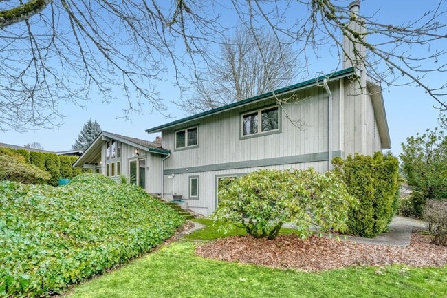 Building Photo - Single Family house on Meridian Valley Country Club.  Gated community