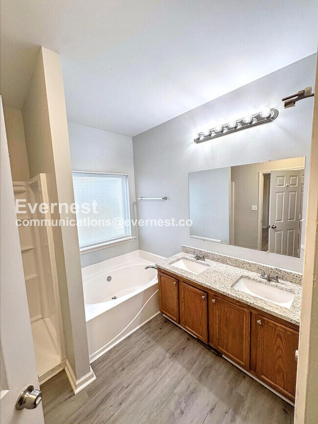 Building Photo - 4 Bed, 3 Bath Home with Off-Street Parking / Pet-Friendly / Coming Soon!