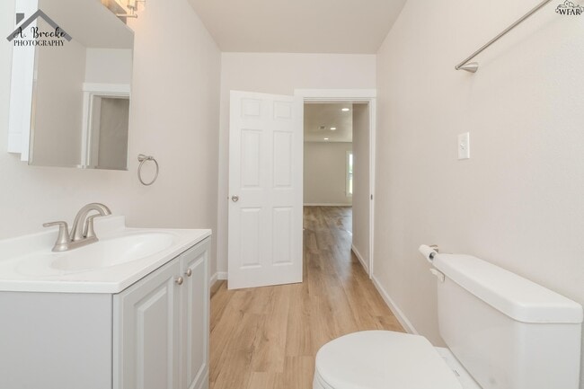 Building Photo - 415 N Oak St