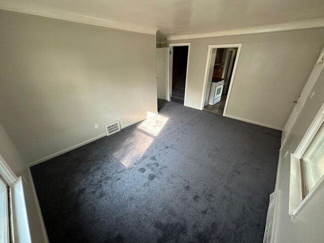 Building Photo - Beautiful 3 bedroom Bungalow with Garage