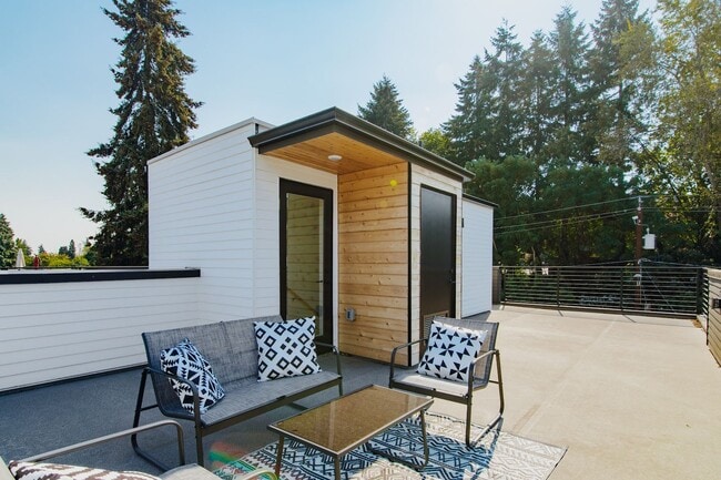 Building Photo - Modern 3 Bed, 3.5 Bath Townhouse for Rent