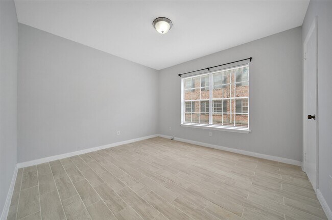 Building Photo - 2822 Briarhurst Dr