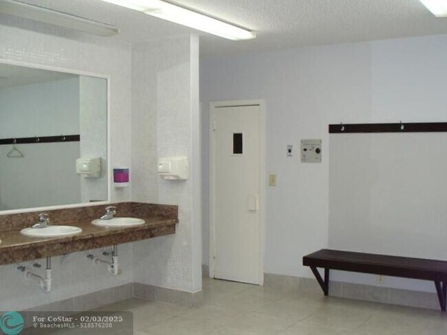 Building Photo - 3900 Oaks Clubhouse Dr