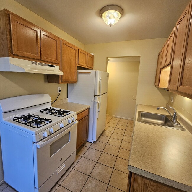 Building Photo - Nice 2 Bedroom, 1.5 Bath Condo Near Hall R...