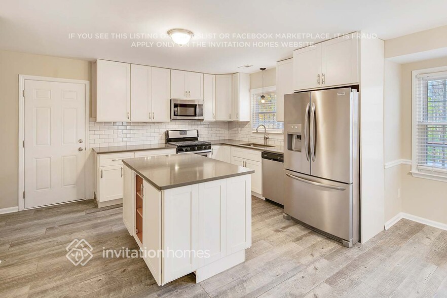 Building Photo - 9800 Fairlea Dr