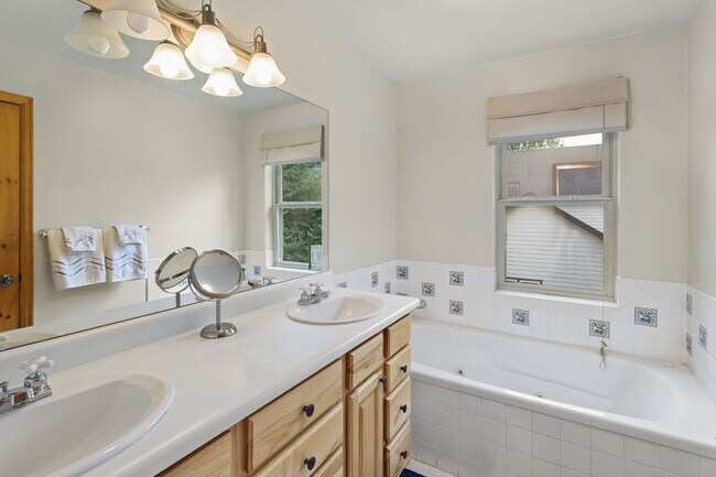 Building Photo - 408 Meadow Ct