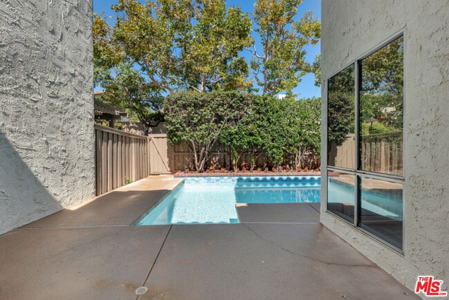 Building Photo - 603 Racquet Club Ln