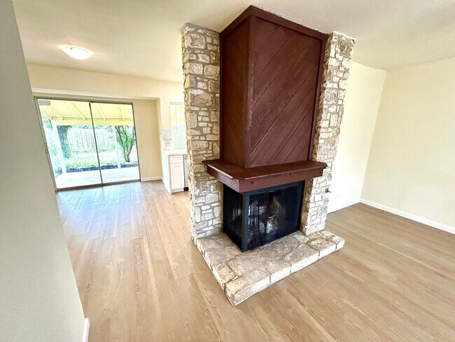Building Photo - **COMING SOON** Newly Renovated 3 Bedroom ...