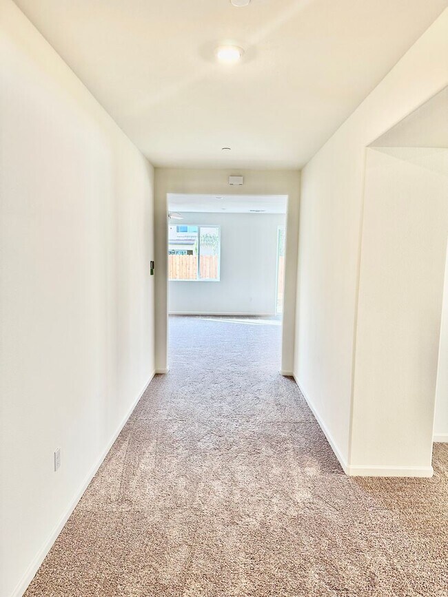 Building Photo - Lovely 4/2 Near Clovis East