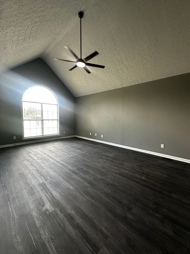 Building Photo - Fully Renovated in White House