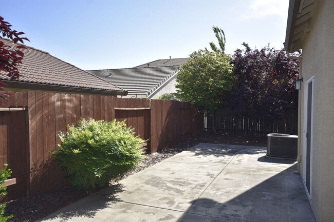 Building Photo - 1564 Blue Beaver Way