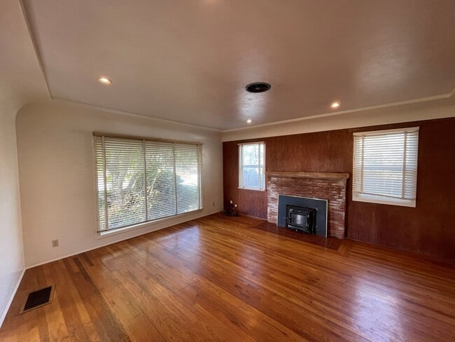 Building Photo - 1911 H St