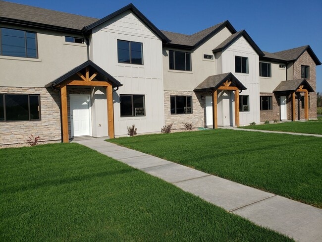 Building Photo - Great Springville Townhome