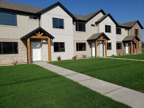 Building Photo - Beautiful 4-Bedroom Townhome in Prime Springville Location!