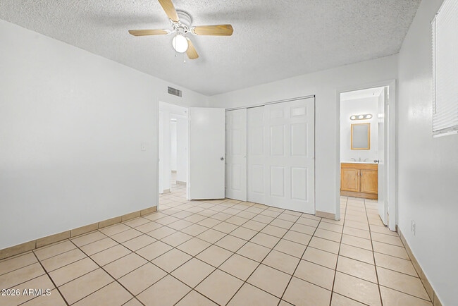 Building Photo - 6944 W Solano Dr N