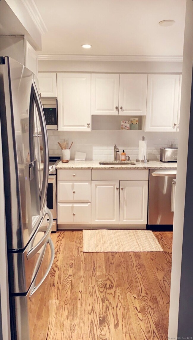 Building Photo - 10 Mead St